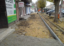 В Морозовске ремонтируют тротуары - на этот раз на улице Ленина