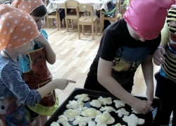 Песнями, закличками и ароматными булочками призывали весну в детском саду "Солнышко"