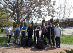 Молодёжь Морозовска навела порядок в городском парке 