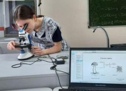 Ученица морозовского лицея №1 Алёна Данилова изучает антибиотики и их значение на базе центра "Точка роста"