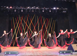 Лучшие танцевальные коллективы Морозовского района выступили перед зрителями на сцене дома культуры