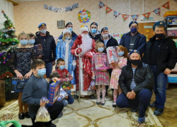 Детские желания под Новый год исполнили десантники Морозовского района