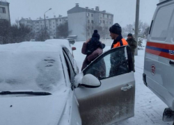 В Морозовске спасатели оперативно помогли ребенку, запертому в автомобиле