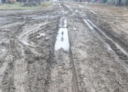 «Работы не выполнены из-за погодных условий»: привести дорогу в порядок пообещали в администрации Морозовска