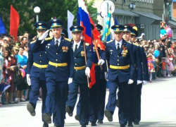 Красивый парад и большой "Бессмертный полк" прошли на главной площади Морозовска