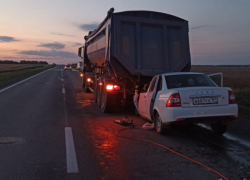 Пожилой водитель погиб при столкновении Приоры с грузовиком в Морозовском районе