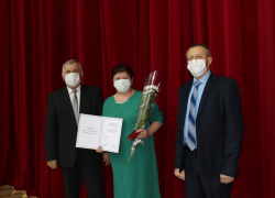 Почетным гражданам Морозовского района торжественно вручили дипломы и удостоверения