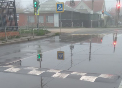 Канализационный коллапс в Морозовске: через лужи фекалий вынуждены пробираться дети