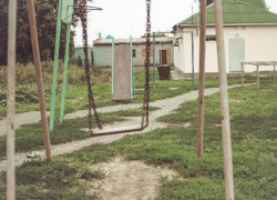 На Демьяна Бедного находится самая суровая детская площадка,- морозовчанка