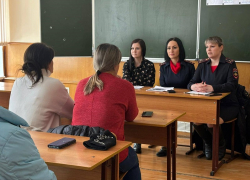 Полицейские Морозовского района провели профилактическую беседу с родителями школьников