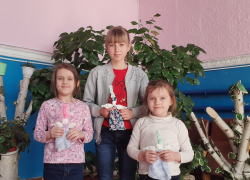 Ко Дню кукольника юные гости Вольно-Донского сельского клуба попробовали своими руками сделать куклу Веснянку