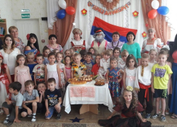 Родители поздравили воспитателей детского сада Ромашка