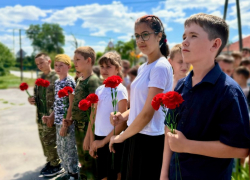 «Мы помним»: молодёжь Морозовского района почтила память героев в День памяти и скорби