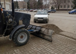 В Морозовске стартовала уборка тротуаров