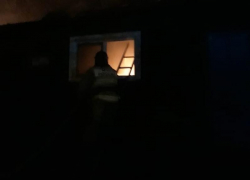 Пострадали флигель и хозяйственные постройки: частный дом загорелся на улице Крылова в Морозовске