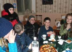 Мальчики участвовали в праздничных конкурсах вместе с девочками в клубе хутора Старопетровского 