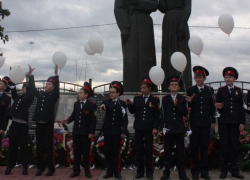 Кадеты Морозовска выпустили в небо белые шары в память о павших на полях сражений 