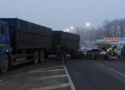 Двое пострадавших: КАМАЗ столкнулся с легковушкой на трассе под Морозовском