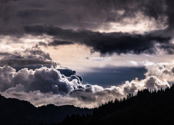 Заряжайте телефоны: гроза с сильным ветром в Морозовске может повториться