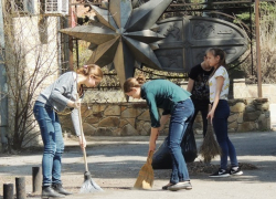 Письмо в редакцию: Ученики лицея №1 привели в порядок железнодорожный парк и порадовали ветеранов в Морозовске
