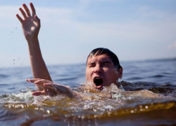 Как не погибнуть при спасении утопающего и выжить в купальный сезон