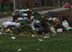 Штрафы для любителей нагромождать строительный мусор и ветки возле баков в Морозовске ужесточили