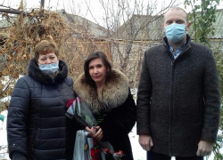 Многодетных матерей города Морозовска поздравили цветами и подарками