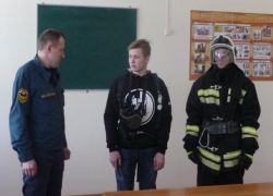 Студенты в Морозовске примерили на себя боевую одежду пожарных