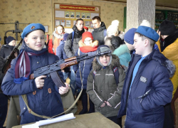 Настоящее боевое оружие подержали в руках юнармейцы Морозовска в гостях у авиационного полка