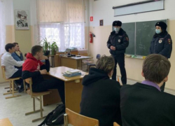Полицейские Морозовского района провели акцию «Студенческий десант»