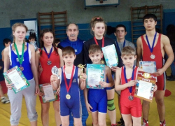 Морозовские борцы вернулись из Тацинской с медалями и грамотами