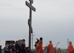 Установленный казаками поклонный крест торжественно освятили в Морозовске