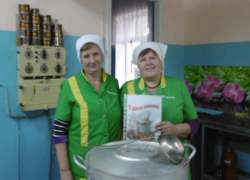 Коллектив Вольно-Донского Дома культуры поздравил поваров с профессиональным праздником