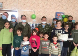 В День военного разведчика детям в приюте устроили праздник с угощениями и подарками