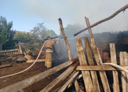 В хуторе Старопетровском сгорела хозпостройка