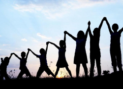 Дети из малоимущих семей и дети участников СВО имеют право на бесплатную путевку в детский лагерь 