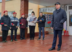 Мемориальную доску памяти Александра Бурцева открыли в Знаменской школе