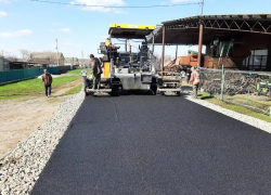 Участки дорог на двух улицах в хуторе Старопетровском отремонтировали после зимы
