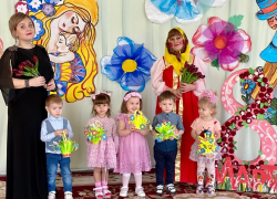 Маленькие воспитанники детского сада "Сказка" с большим удовольствием участвовали в первом весеннем празднике 