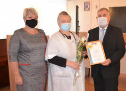 Глава Морозовского района Петр Тришечкин отметил грамотами сотрудников ковидного госпиталя