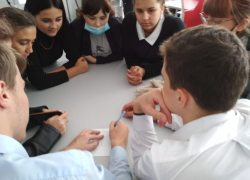 Игру-диалог «Я и мир профессий» провели для девятиклассников в "Точке Роста" в школе №4 в Морозовске