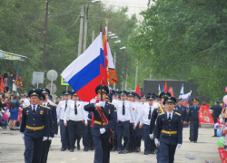 На параде в Морозовске прошли военные, ветераны Афганистана, школьники, кадеты и другие горожане