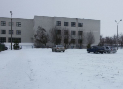 Письмо в редакцию: Автомобиль военного пенсионера не пустили в "Тексер" из-за парковки на газоне 