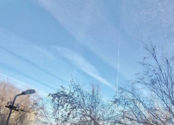 Почему самолеты оставляют следы разной формы и размера, и почему не стоит их бояться, редактору "Блокнот Морозовск" разъяснили в разных инстанциях