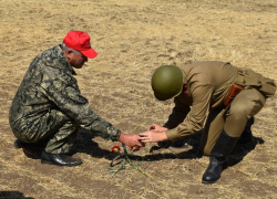 Символическую капсулу активисты из Морозовска наполнили землей с поля, где начался первый бой Сталинградской битвы