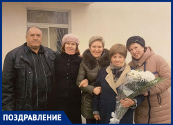 Лидию Георгиевну Голубцову с юбилеем поздравили коллеги и  выпускники школы№1