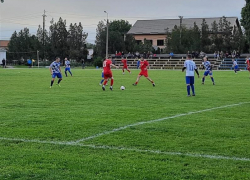 Динамичная игра между морозовским ФК "УНР-Каменка" и Семикаракорском завершилась со счетом 2:2