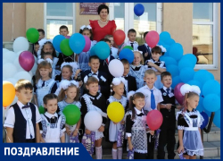 Светлану Владимировну Сень с Днем учителя поздравили первоклашки