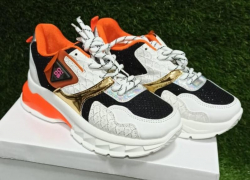 Модные кроссовки с большой скидкой: предновогодняя распродажа обуви началась в магазине "Стеллаж"