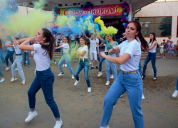День молодежи в Морозовске отметили с конфетти-шоу, мыльными пузырями, флешмобом и танцами